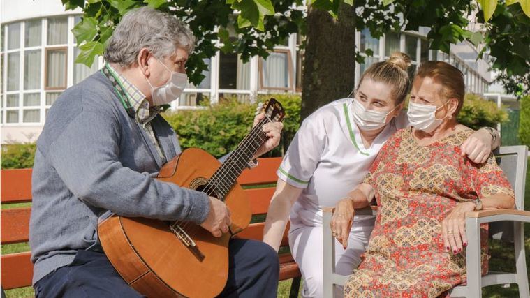 DomusVi recuerda el efecto positivo de la música en las personas mayores