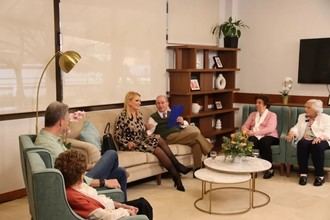 Ainhoa Arteta visita el programa 'Entre Amigos' en Ballesol Pozuelo, una iniciativa que promueve la participación de los residentes