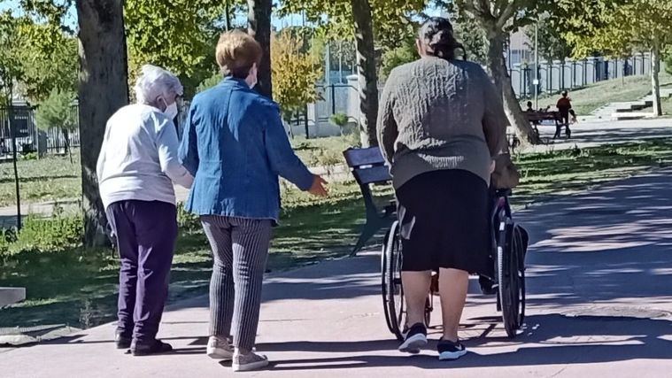 Personas mayores y dependientes.