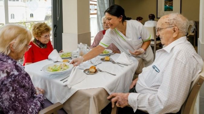 Preparar los alimentos adaptándolos a las personas mayores es prioritario para que sigan disfrutando de una buena alimentación.