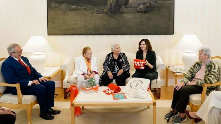 La presidenta de la Comunidad de Madrid, Isabel Díaz Ayuso, con un grupo de usuarias de la residencia de mayores Amavir Nuestra Casa, en Collado Villalba.