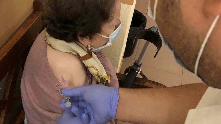 Una mujer se vacuna en una residencia de Guadalajara.
