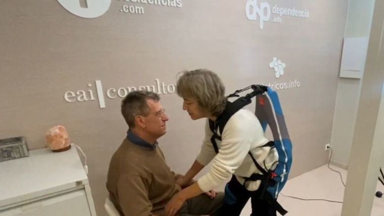 Josep de Martí y Anna Cebrián prueban el exoesqueleto Muscle Suit Every para levantar personas.