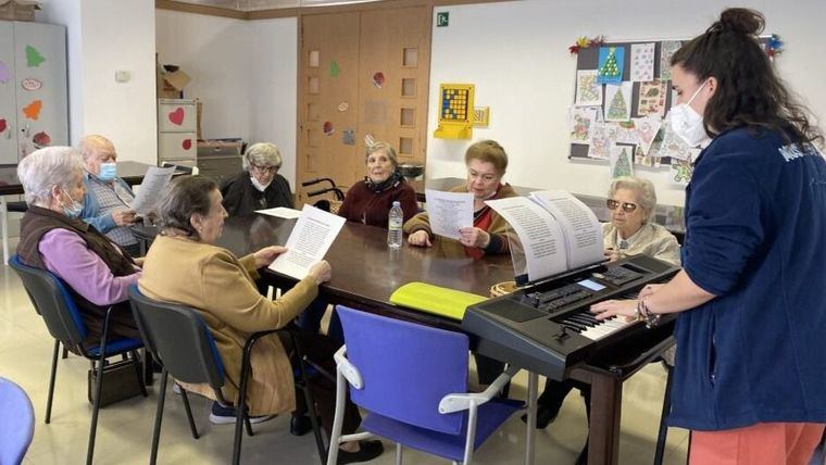 Una sesión de musicoterapia en la residencia Albertia Moratalaz.