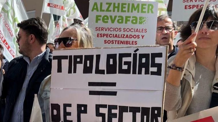 Concentración convocada por AERTE contra el bloqueo al acceso al Sistema de Salud Mental en la Comunidad Valenciana.