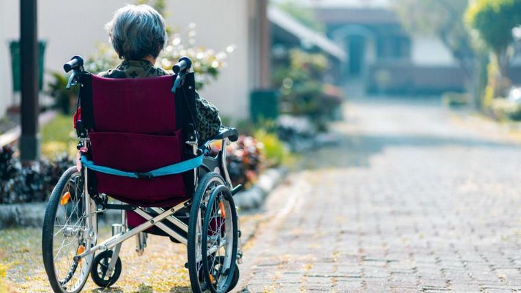 Persona mayor en situación de dependencia y discapacidad.