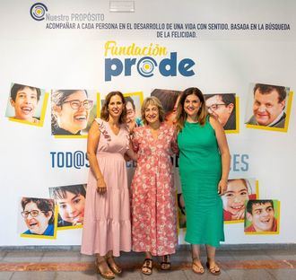 Anna Cebrián, directora de Inforesidencias.com, en medio de Lucia Bravo y Angela Moreno de Prode.