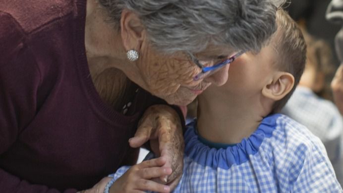 Una abuela y su nieto.