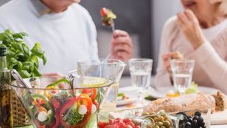 Alimentación en Residencias. Comer bien para vivir mejor: 3 consecuencias de la mala alimentación en mayores