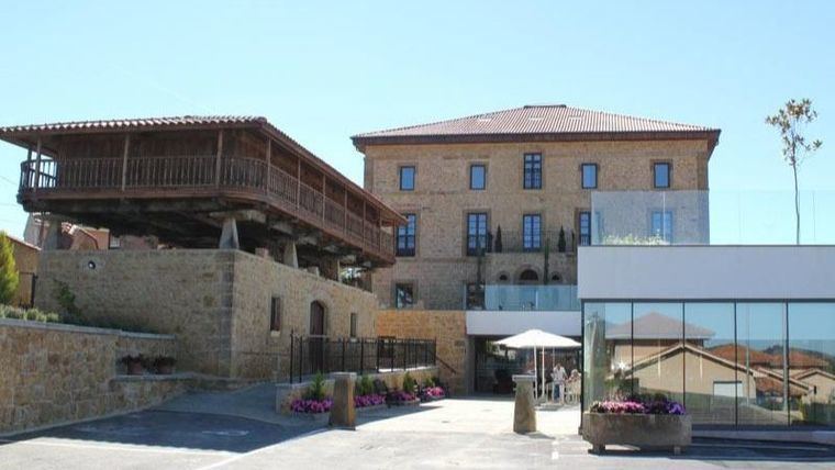 Residencia Palacio de Leceñes, en Valdesoto (Siero, Asturias).