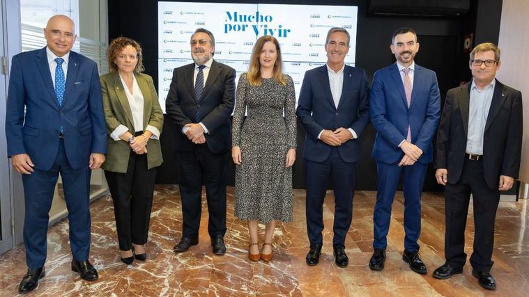 Eusebio Azorín, director de Relaciones Institucionales de ILUNION; Paola del Río, directora de la división Sociosanitaria de ILUNION; Miguel Carballeda, presidente de Grupo Social ONCE; Ana Dávila-Ponce de León Municio, consejera de Familia, Juventud y Asuntos Sociales de la Comunidad de Madrid; Alejandro Oñoro, consejero delegado de ILUNION; Óscar Álvarez, director general de Atención al Mayor y a la Dependencia de la Comunidad de Madrid.
