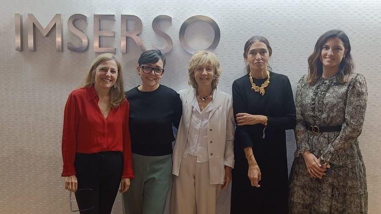 Inmaculada Cerejido y Pilar Ramos, de AMADE, y Natalia Roldán, Susana Valladolid y Josune Méndez, de AESTE.