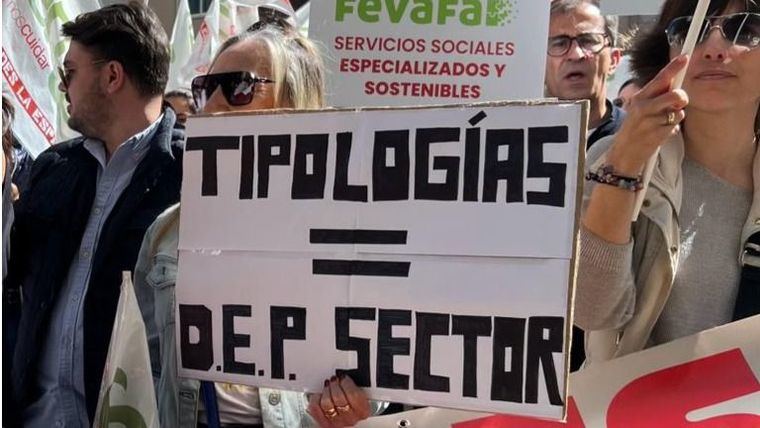 Concentración convocada por AERTE contra el bloqueo al acceso al Sistema de Salud Mental en la Comunidad Valenciana.