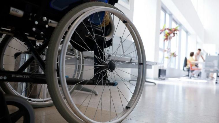 Una persona dependiente en silla de ruedas.