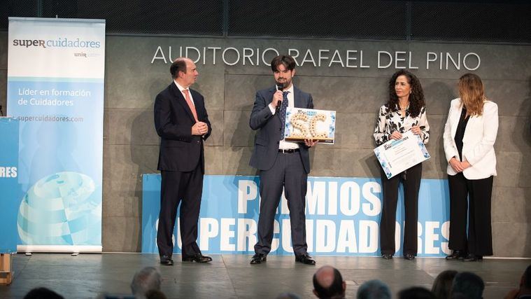 Javier Berlanga, Director de Comunicación y Marketing del Grupo Los  Nogales, recibe el Premio Supercuidadores.
