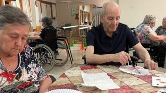 Asispa organiza un taller de abanicos artesanos, una iniciativa que combina tradición y creatividad