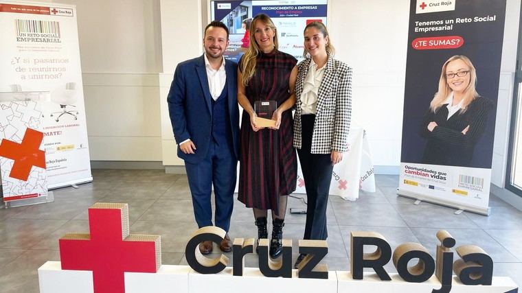 Genaro Piñas, responsable comercial del Grupo Albertia; Esther García, directora del centro Albertia Puertollano; Lourdes Ruiz, trabajadora social de Albertia Puertollano.