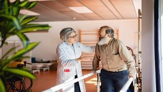 Grupo Albertia logra la certificación CHROME en 10 nuevos centros y amplía su modelo de atención libre de sujeciones químicas
