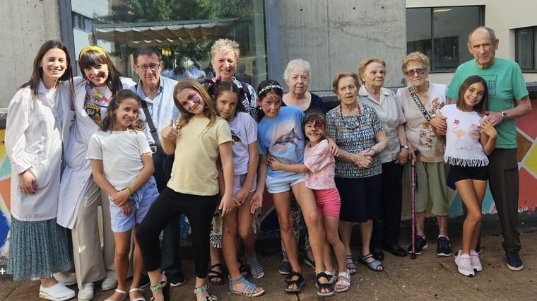 Más de 350 niños y niñas han participado en los campamentos intergeneracionales de verano de Amavir 'De acampada con mis abuelos'.