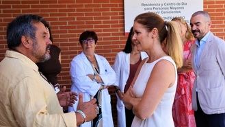 La consejera de Asuntos Sociales de Madrid visita la residencia de Amavir evacuada por el incendio en Cenicientos