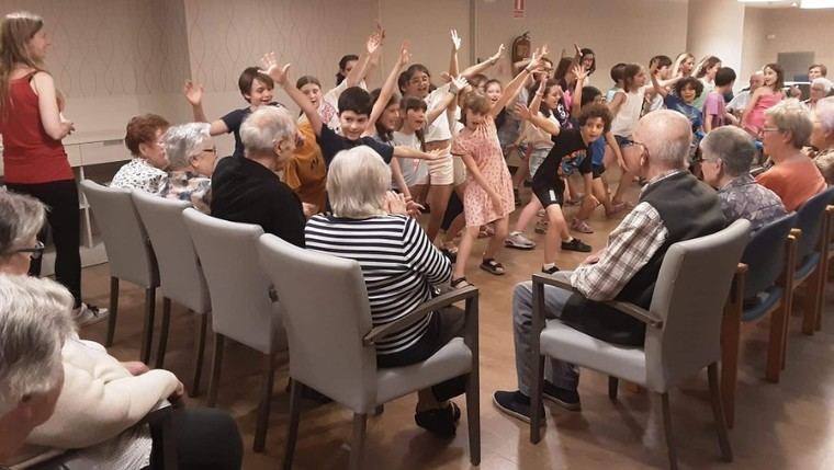 Concierto de los niños y niñas de la Escuela Coral Orfeó Catalá en Amavir Diagonal.
