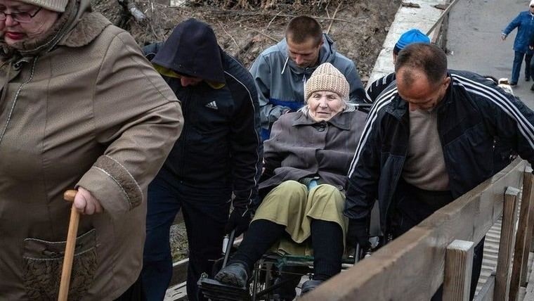 Personas mayores y dependientes huyendo de una zona de conflicto en Ucrania.