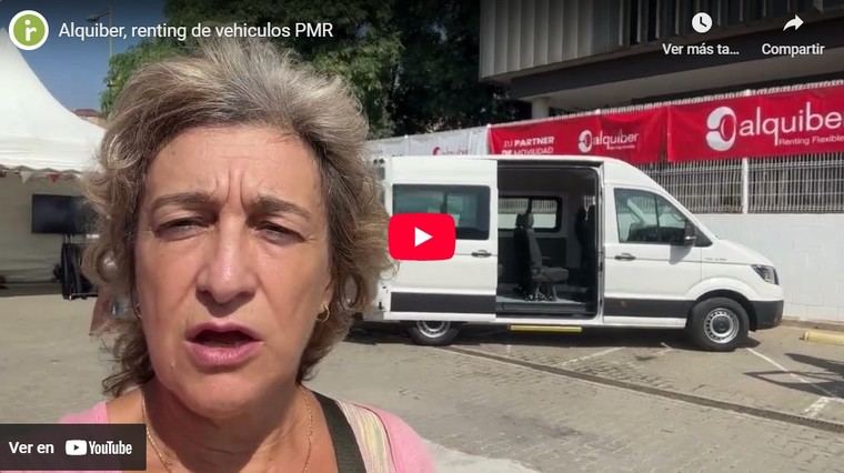Anna Cebrián, directora general de Inforesidencias, en la sede de Alquiber en Barcelona viendo la exposición de vehículos adaptados.
