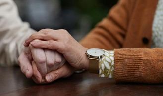 Aprobada la estrategia para combatir la soledad en personas mayores en Andalucía