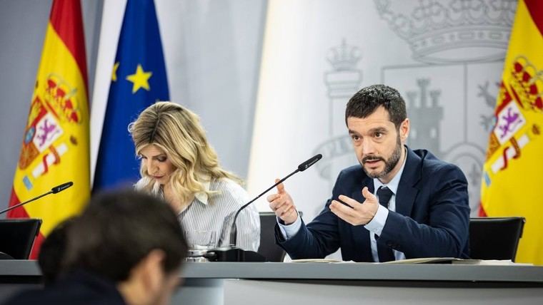 El ministro de Derechos Sociales, Pablo Bustinduy, junto a la vicepresidenta del Gobierno, Yolanda Díaz.