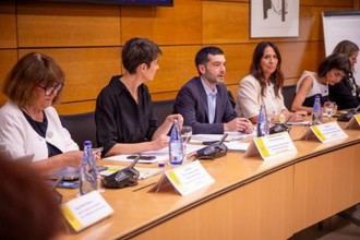 Bustinduy pide a las CCAA usar el aumento en la financiación de la Dependencia para reducir las listas de espera
