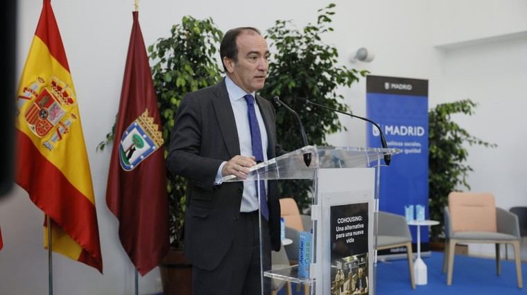 El delegado de Urbanismo, Medio Ambiente y Movilidad, Borja Carabante, ha participado este martes en el Centro Intergeneracional Ouka Leele en la jornada Cohousing: una alternativa para una nueva vida, organizada por el propio Ayuntamiento de Madrid.