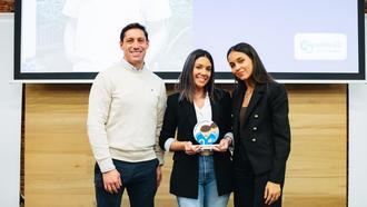 Esther Díaz Martín, terapeuta ocupacional de Casablanca El Viso, reconocida en la 4.ª edición de los Premios de la Fundación Adopta Un Abuelo.