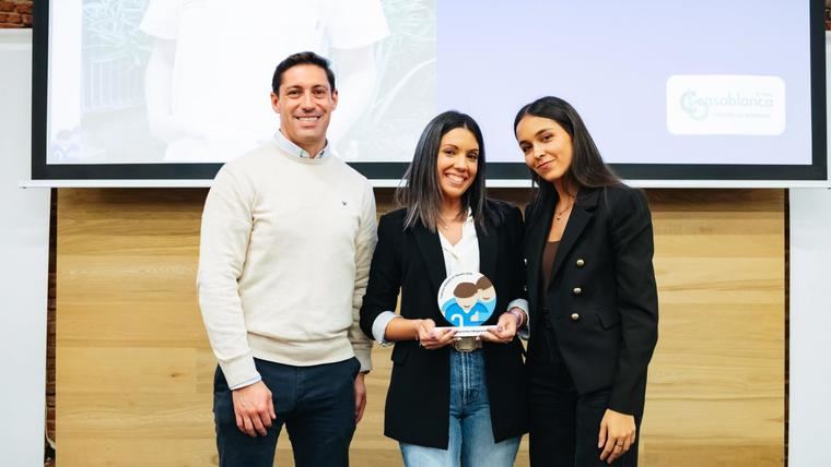 Esther Díaz Martín, terapeuta ocupacional de Casablanca El Viso, reconocida en la 4.ª edición de los Premios de la Fundación Adopta Un Abuelo.