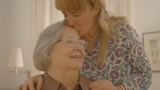 Cuidar a padres e hijos: la mitad de las personas cuidadoras, atrapadas en la ‘generación sándwich’