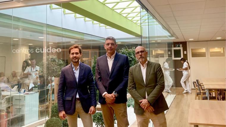 Guillermo Molina, director de Expansión; Roberto Valdés, cofundador y consejero delegado; y Bruno Sanllehí, director de Centros Cuideo.