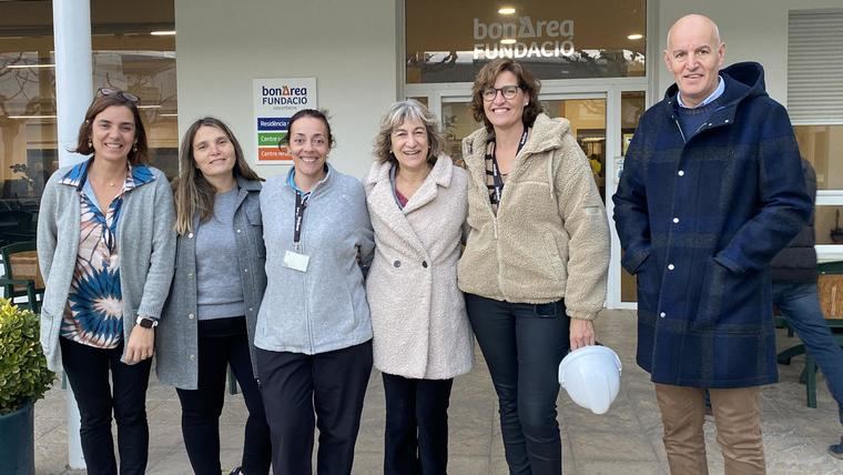 Danissa Perotti, segunda por la izquierda, en la residencia de la Fundación BonArea de Guissona.