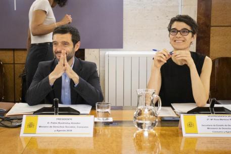 Pablo Bustinduy, ministro de Derechos Sociales, y Rosa Martínez, secretaria de Estado de este mismo ministerio.