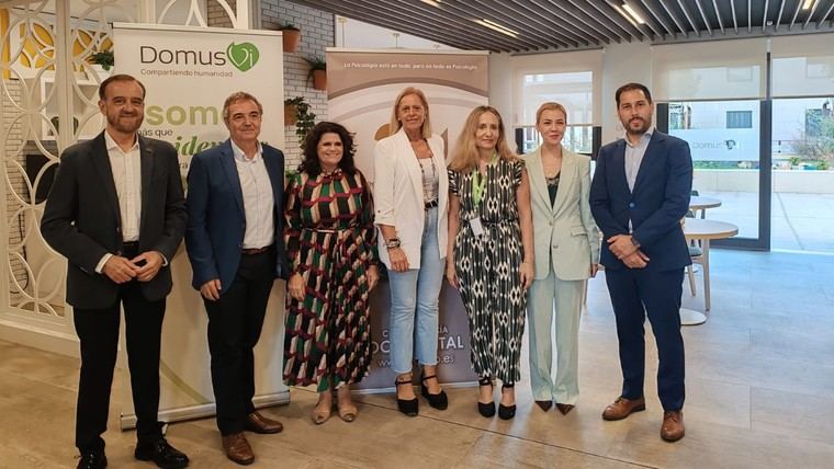 José Tenorio, decano del Colegio Oficial de Psicología de Andalucía Occidental, Juan Carlos Rodríguez, director corporativo de Clientes y Transformación Digital de DomusVi, Rocío Barragán, directora general de Personas Mayores, Participación activa y Soledad no deseada de la Junta de Andalucía, Lola Romero, alcaldesa de Bormujos, Mercedes Pérez, directora de la residencia DomusVi Bormujos, Victoria Rojas, directora regional Zona Centro DomusVi, y Álvaro Hernández, director de Soporte Comercial de DomusVi.