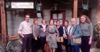 Residentes de DomusVi Valdemoro en Madrid visitan el plató de la serie ‘El Secreto de Puente Viejo’