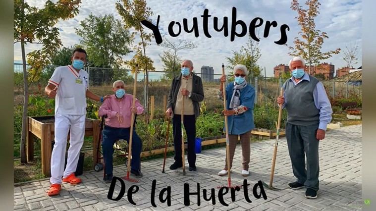 Los Youtubers de la Huerta de DomusVi enseñan cómo plantar un níspero