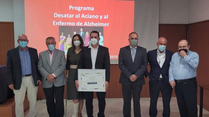El equipo técnico de la Residencia Los Filabres de Gérgal, el Director Técnico del Programa ‘Desatar’, el Dr. Antonio Burgueño y Vicente Pérez Cano, Vocal de la Junta Directiva de CEOMA.