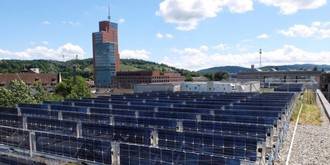 Mirando al exterior: Jardines sobre la residencia y sistemas fotovoltaicos en Suiza