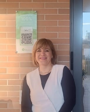 Gemma Mercado Castro, directora de la residencia Alhendin del Grupo Longea Aconser junto al certificado de Residencia 100% Transparente y Comparable que entrega Inforesidencias.