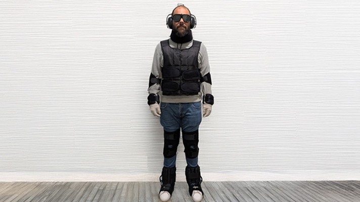 Un traje simulador (GERT) de veinte kilos, que incluye collarín, coderas, gafas y guantes especiales para recrear las sensaciones de las personas mayores: falta de movilidad, de vista, audición.
