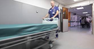 El Hospital Royal Cornwall elige el nuevo suelo autoportante Altro Cantata para su transitado pasillo