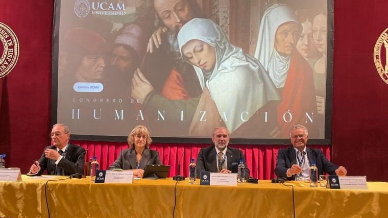 La directora general de Inforesidencias, Anna Cebrián, en la mesa redonda 'Humanización en el entorno institucional' junto a Rafael Sánchez-Ostiz (CEAPs), Alberto Echevarría (FED) y José Luis Pareja (Lares).