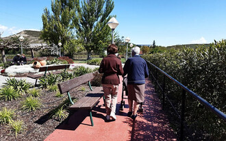 Emera recuerda los beneficios de los jardines terapéuticos en residencias para mayores