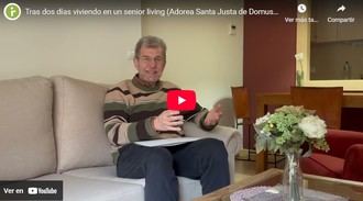 Josep de Martí, fundador de Inforesidencias, sentado en el sofá de un apartamento Adorea de DomusVi en Sevilla.