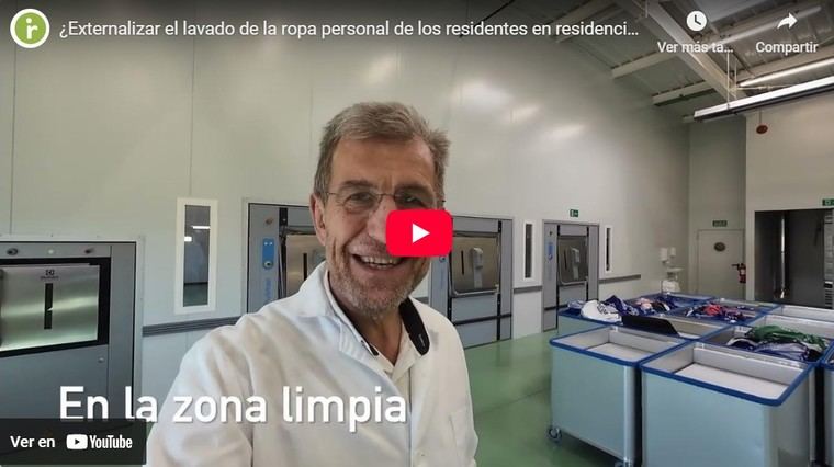 El fundador de Inforesidencias, Josep de Martí, en la factoría de Bubble Texcare explicando cómo lavan la ropa personal de residentes.