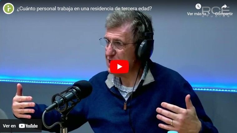 El director de Inforesidencias, Josep de Martí, hablando en la radio sobre el personal de las residencias.